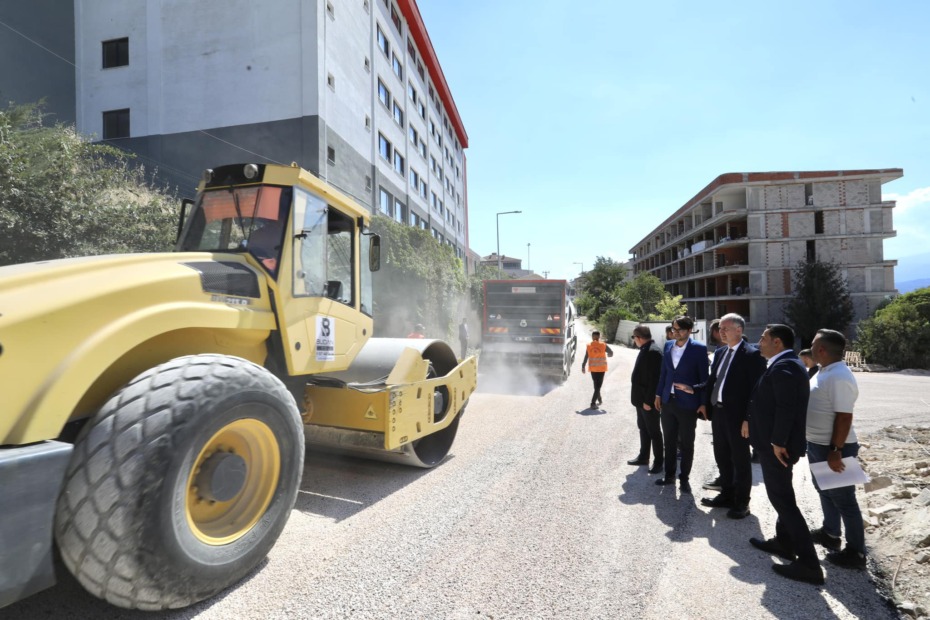 İNEGÖL FATİH MAHALLESİNDE YENİ YOLLARA SATHİ KAPLAMA YAPILIYOR