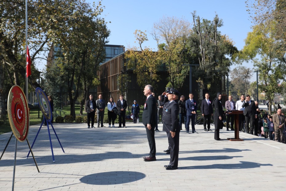 İNEGÖL’DE CUMHURİYET BAYRAMI COŞKUSU ÇELENK TÖRENİYLE BAŞLADI