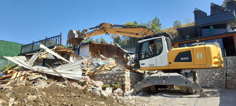 Gökçeören’de kaçak bir villa daha yıkıldı