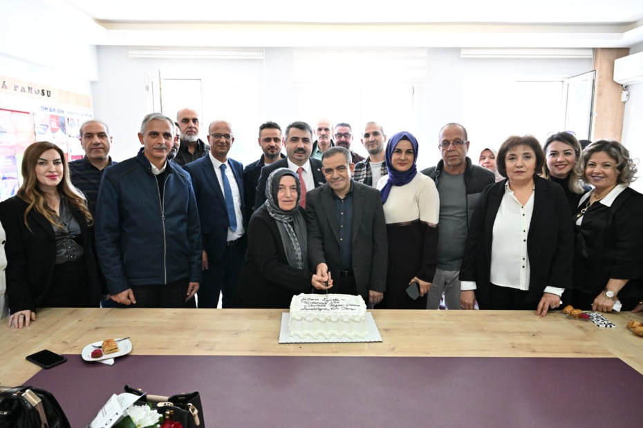 YILDIRIM’DA 42 YILLIK ÖĞRETMEN ALKIŞLARLA EMEKLİLİĞE UĞURLANDI