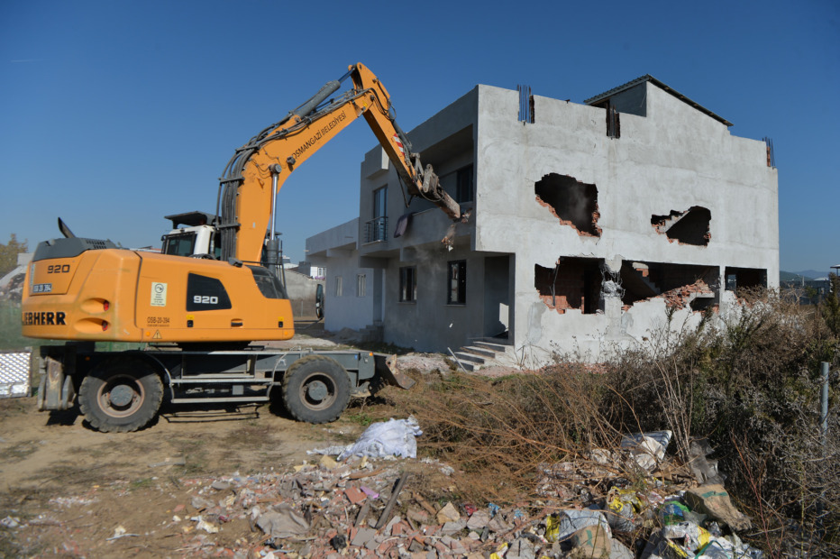 Doğanevler’de kaçak 3 yapı yıkıldı