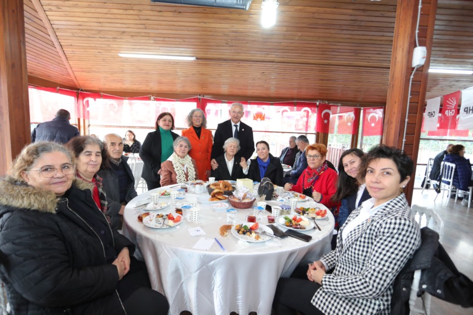CHP Gemlik İlçe Başkanlığı kadın kollarından Öğretmenlere Özel Kutlama