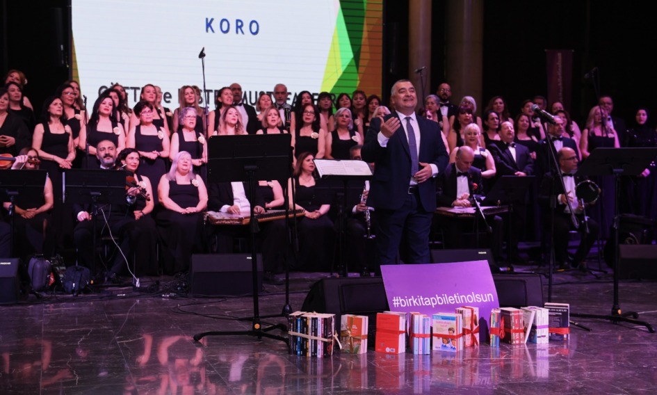Sevgililer Günü konserine bilet yerine kitap bağışıyla girdiler