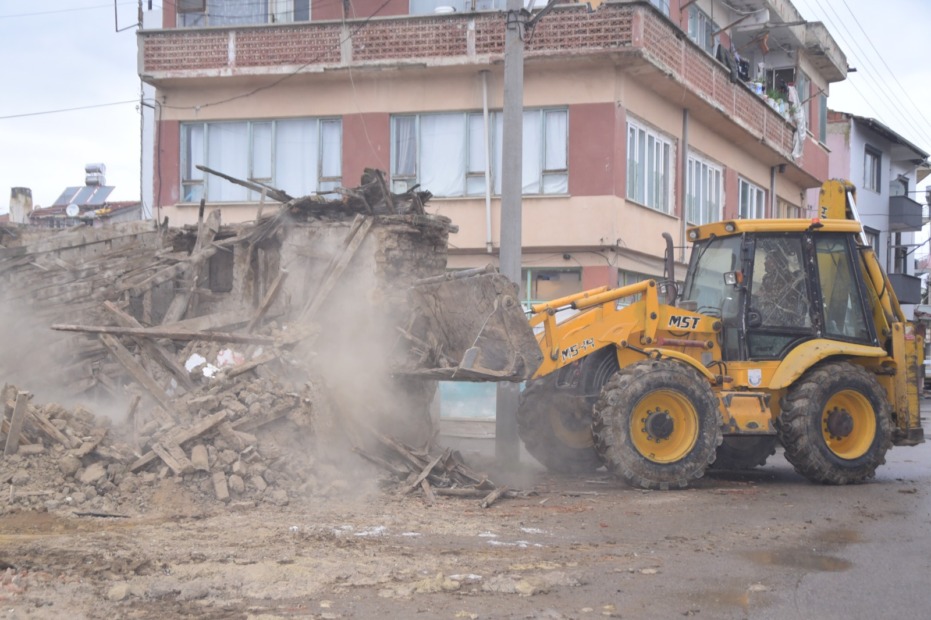 YENİŞEHİR’DE METRUK BİNALAR YIKILIYOR