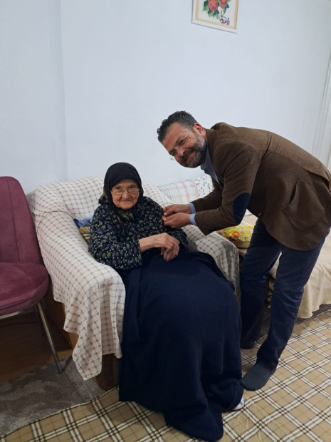 94 Yaşında Bir Cumhuriyet Sevdalısı: Halime Teyze CHP’ye Katıldı