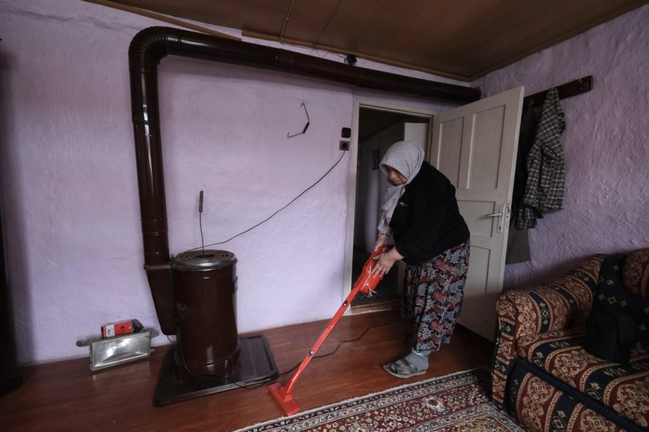 YAŞLILARIN EVLERİNİ İNEGÖL BELEDİYESİ TEMİZLİYOR