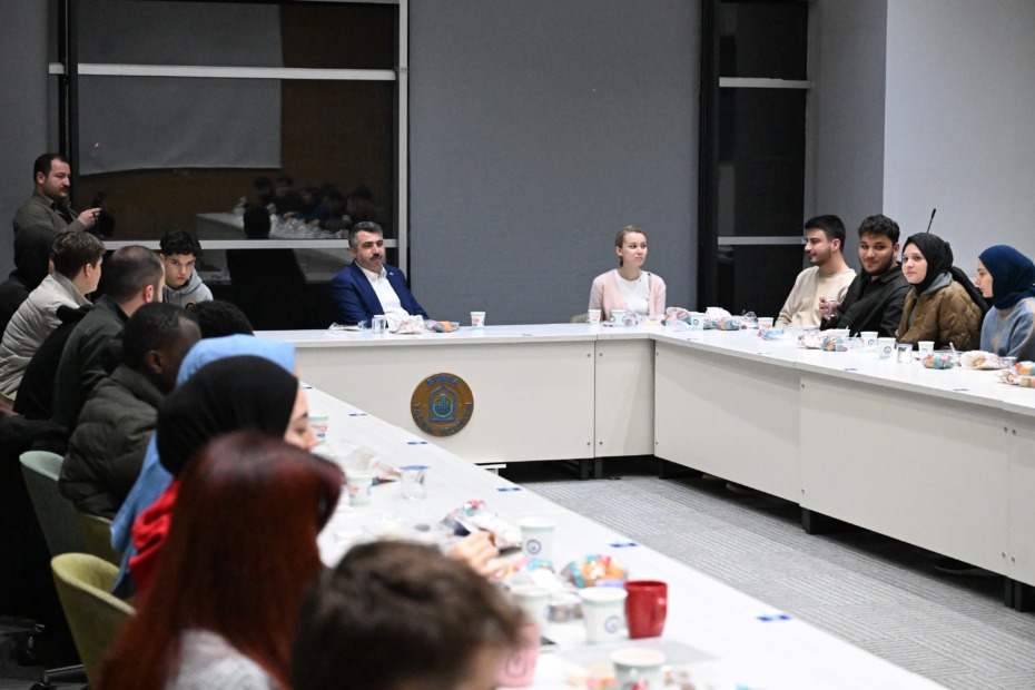 BAŞKAN YILMAZ SAHURDA GENÇLERİ AĞIRLADI