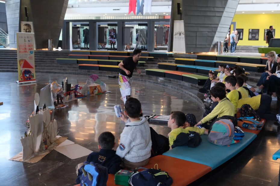 Tiyatronun coşkusu Bursa’yı sardı