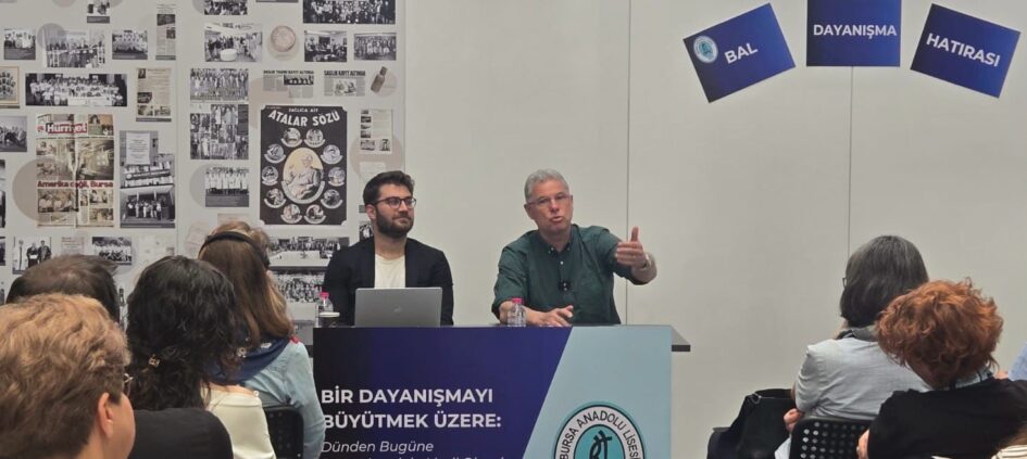 Bursa’da öğrencilerden ve mezunlardan öğretmenlere destek