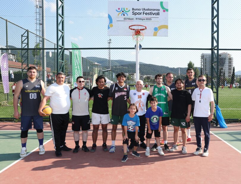 Başkan Mustafa Bozbey Gençlerle Buluşup Basketbol Oynadı