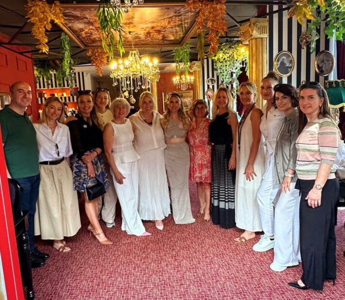 VICTORIA ART CAFE SANATSEVERLERLE BULUŞTU 