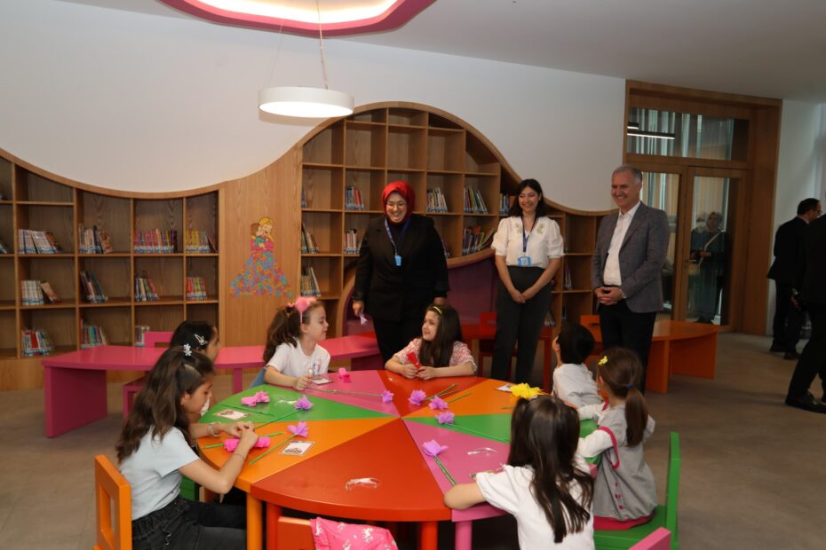 MİNİKLERDEN ANNELERİNE SÜRPRİZ