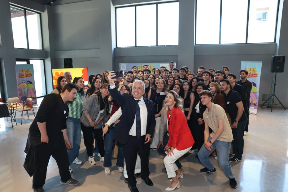 Başkan Şadi Özdemir Gençlik Bayramı’nda gençlerle buluştu