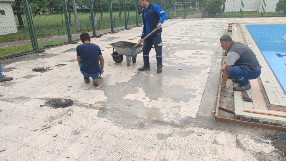 Karacabey Belediyesi yüzme havuzunu yaza hazırlıyor