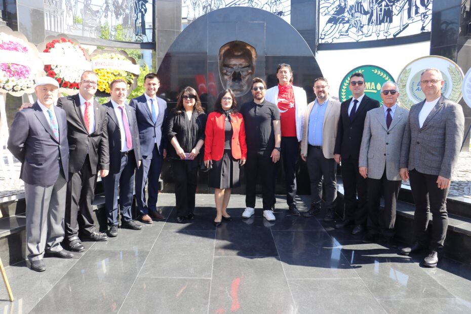 MİMARLAR ODASI BURSA ŞUBESİ ATATÜRK ANITI’NA ÇELENK KOYDU…