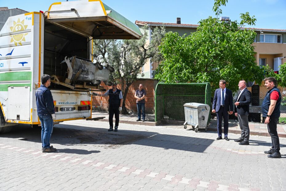 Karacabey Belediyesi’nden çöp konteynerine özel temizlik