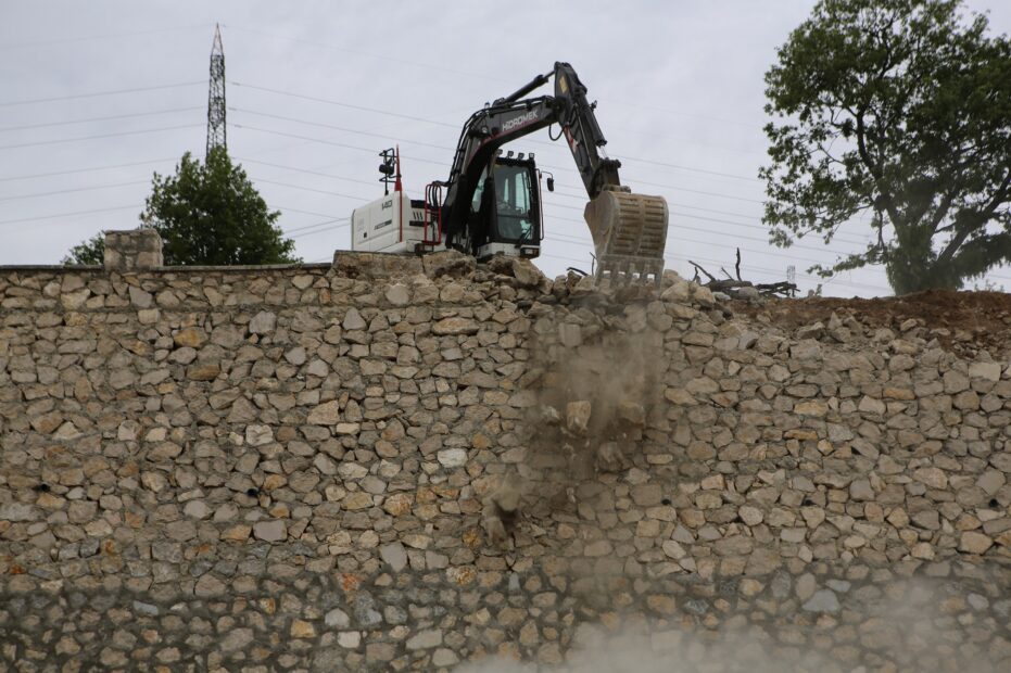 Dağyenice’de 3 bin 800 metrekarelik kaçak duvar yıkıldı