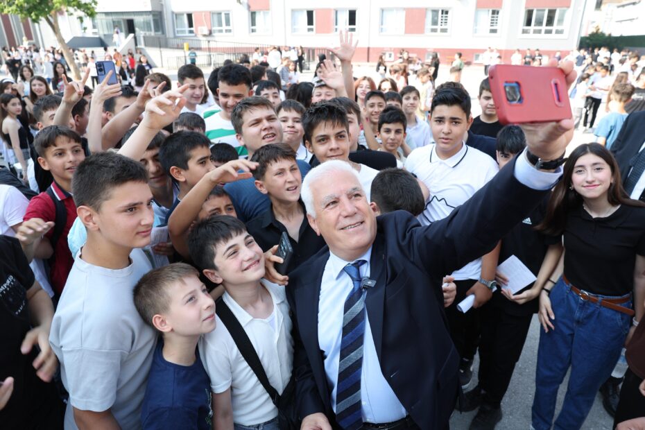 Başkan Bozbey, öğrencilerin karne sevincine ortak oldu