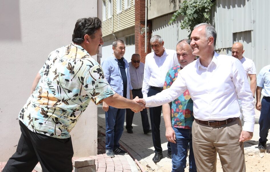 İNEGÖL’ÜN ÇIKMAZ SOKAKLARI ÜCRETSİZ OTOPARKA DÖNÜŞÜYOR