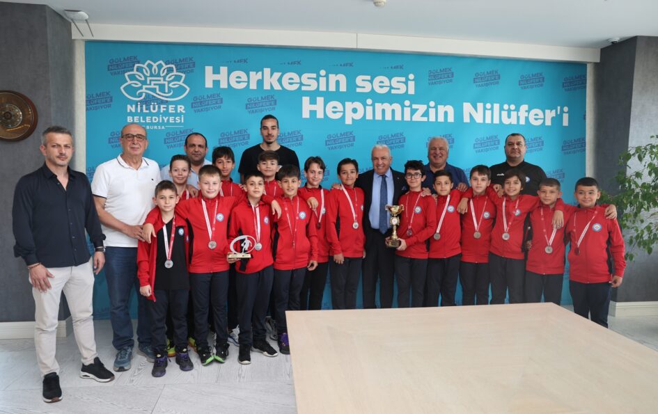 Başkan Şadi Özdemir başarılı sporcuları ağırladı