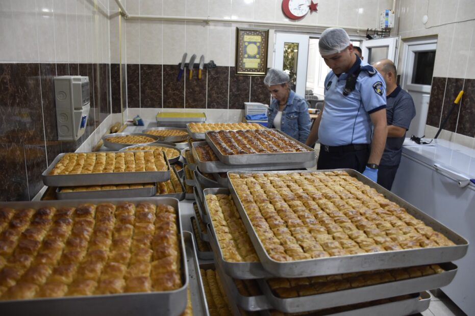 Karacabey Zabıtası’ndan gıda güvenliği için bayram mesaisi