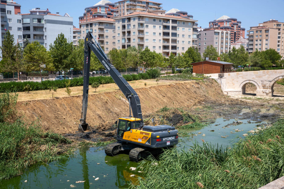 Büyükşehir’den Ayvalı Dere’de temizlik ve ıslah çalışması