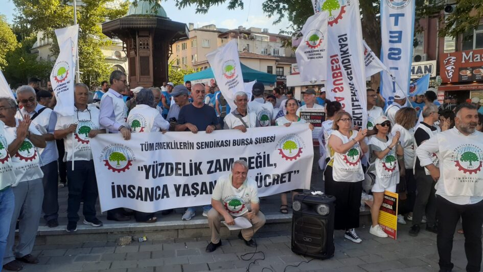 EMEKLİLER İSYAN ETTİ; “İKTİDARIN EMEKLİLERLE AÇLIK OYUNU OYNAMASINA İZİN VERİLEMEZ”