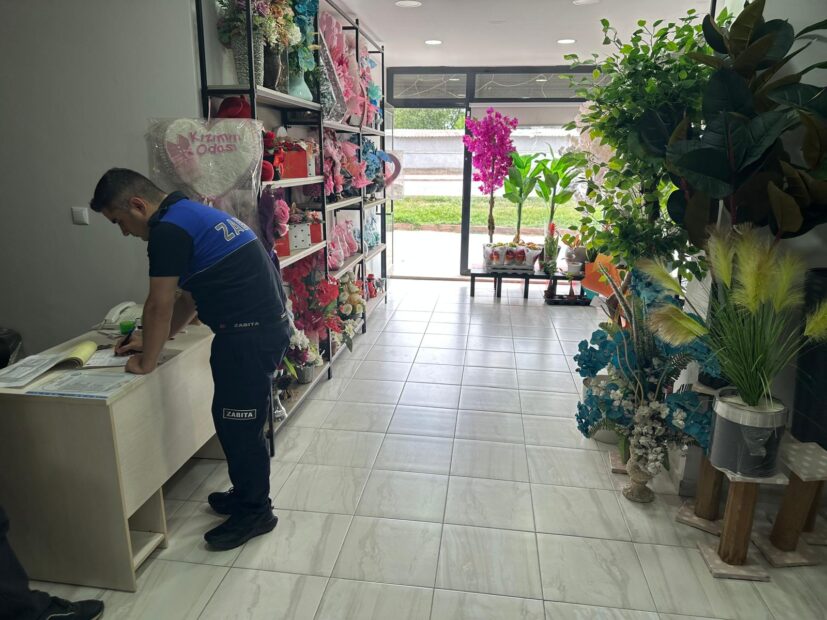 İNEGÖL’DE ZABITA ÇİÇEKÇİLERİ MERCEK ALTINA ALDI