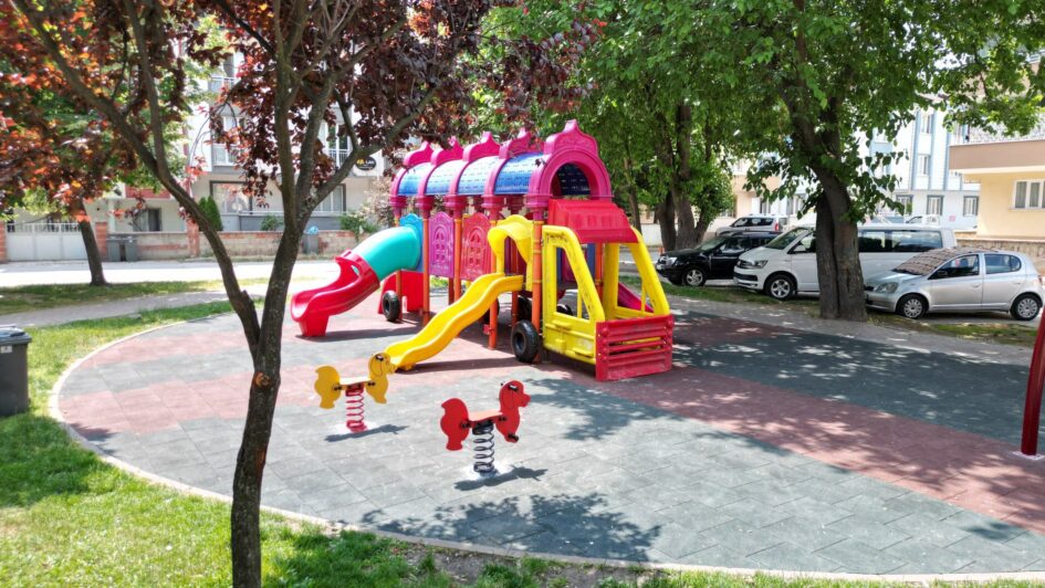 İNEGÖL BELEDİYESİ ÇOCUKLARA DAHA SAĞLIKLI PARKLAR SUNUYOR