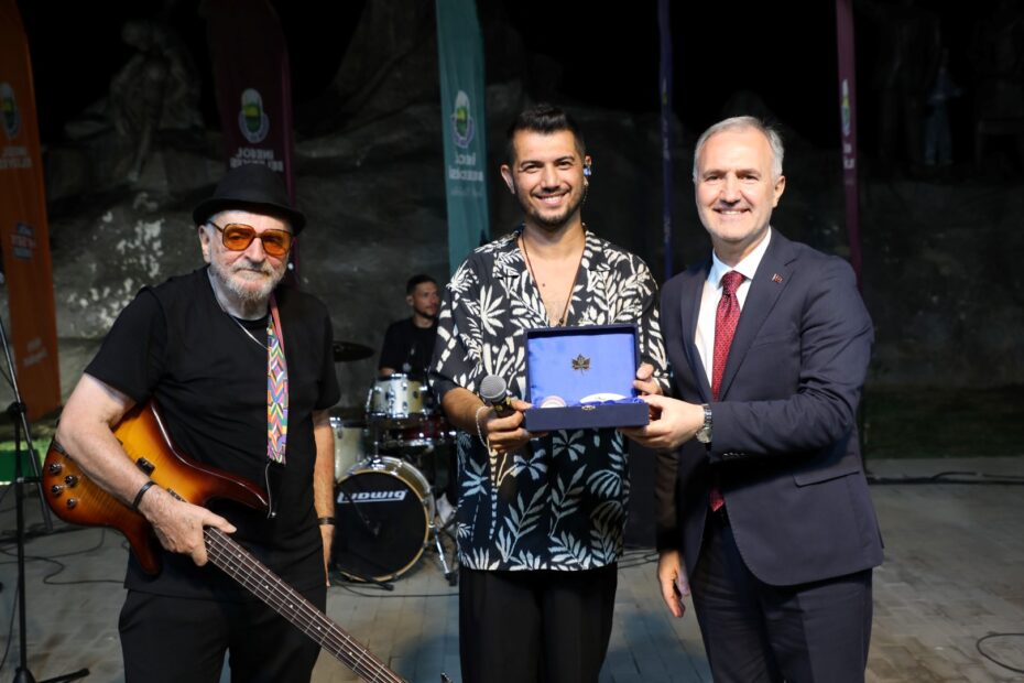 İNEGÖL ZAFER BAYRAMINI RİVA ORKESTRASIYLA KUTLADI
