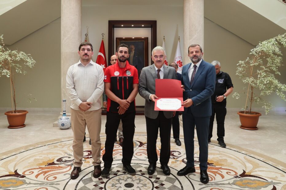 BURSA VALİSİ AYYILDIZ’DAN  GÜRSULU YANGIN KAHRAMANLARINA TEŞEKKÜR