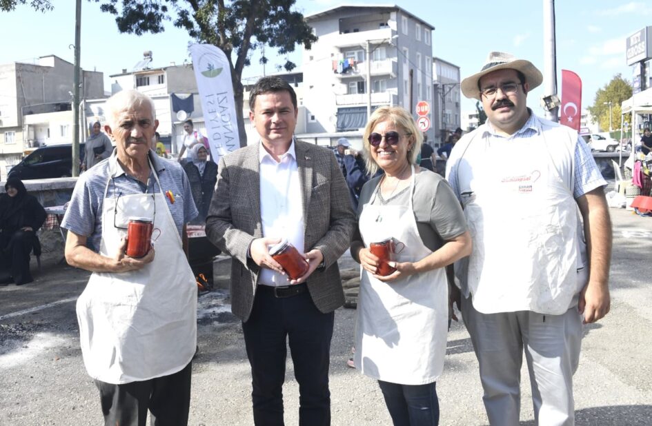 Osmangazi Belediyesi’nden vatandaşlara salça desteği