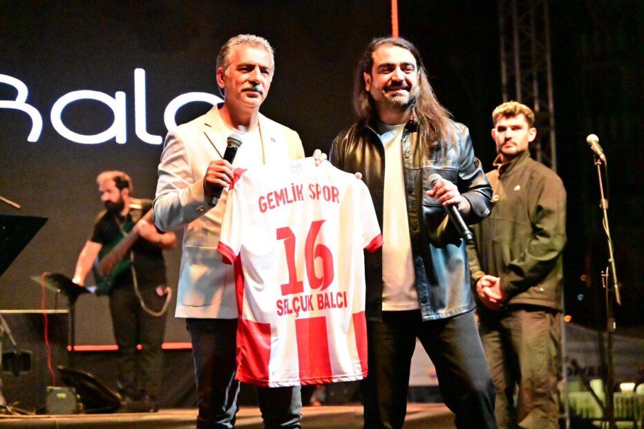32. Uluslararası Gemlik Zeytini Festivali Selçuk Balcı Konseriyle Sona Erdi
