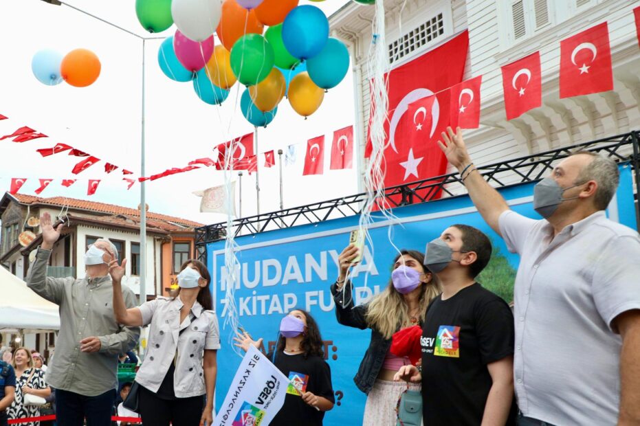 LÖSEMİYİ YENDİ, YÜZLERCE BALONLA KARŞILANDI