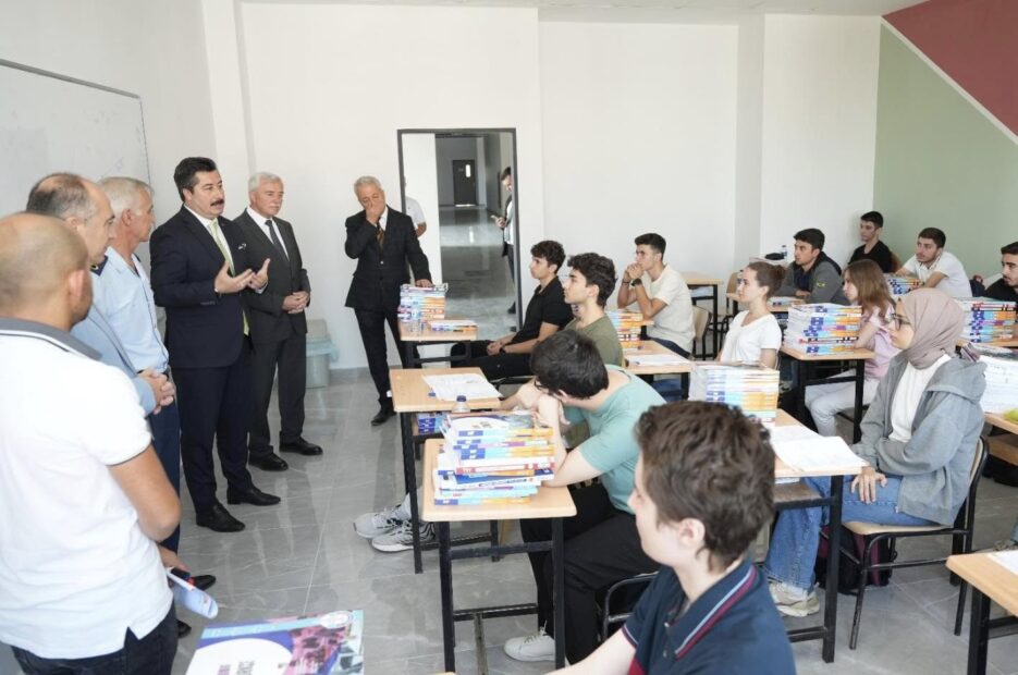 YENİŞEHİR BELEDİYESİ’NDEN ÜNİVERSİTE HAZIRLIK ÖĞRENCİLERİNE EĞİTİM DESTEĞİ
