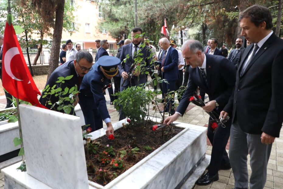 İNEGÖL’ÜN 103 YILLIK KURTULUŞ DİRİLİŞİ ANMA TÖRENİYLE KUTLANDI