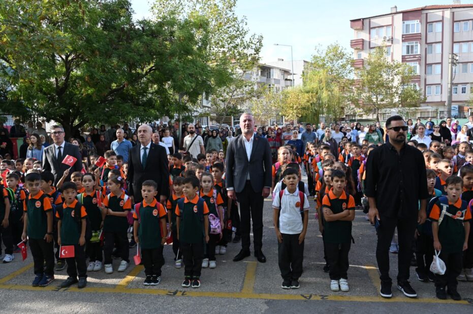 Karacabey’de yeni eğitim yılı ilk ders zili coşkusu