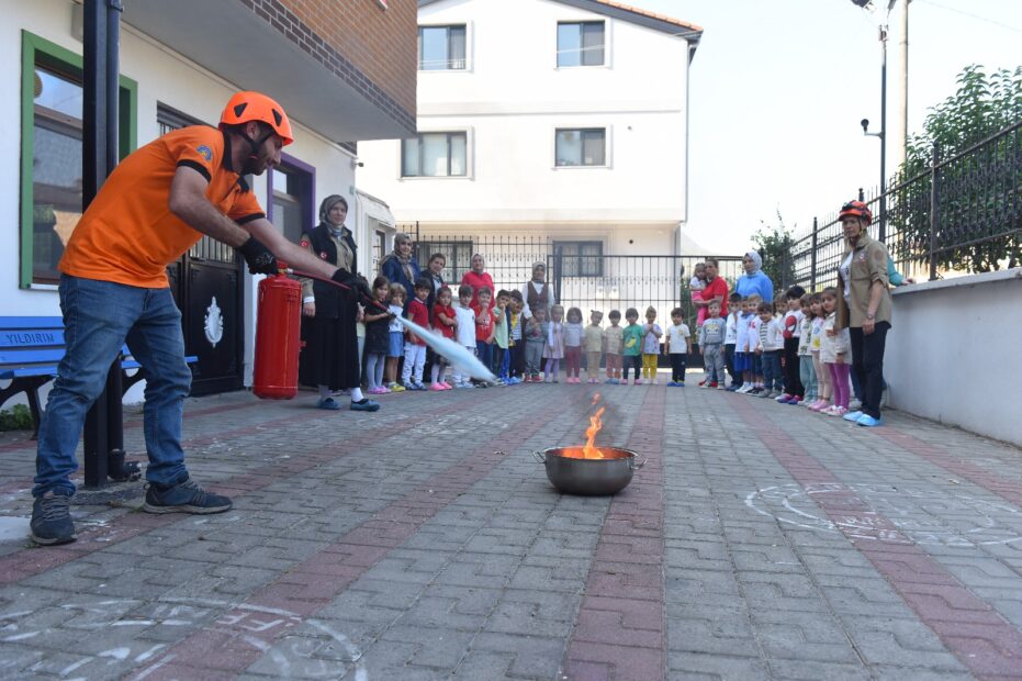 MİNİK İTFAİYECİLER GÖZ KAMAŞTIRDI