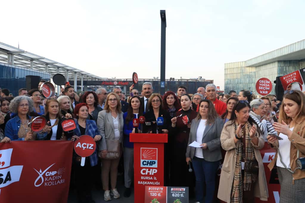 CHP Bursa İl Kadın Kolları’ndan yoksulluğa karşı yürüyüş: Kadın ayağa kalkarsa Türkiye ayağa kalkar