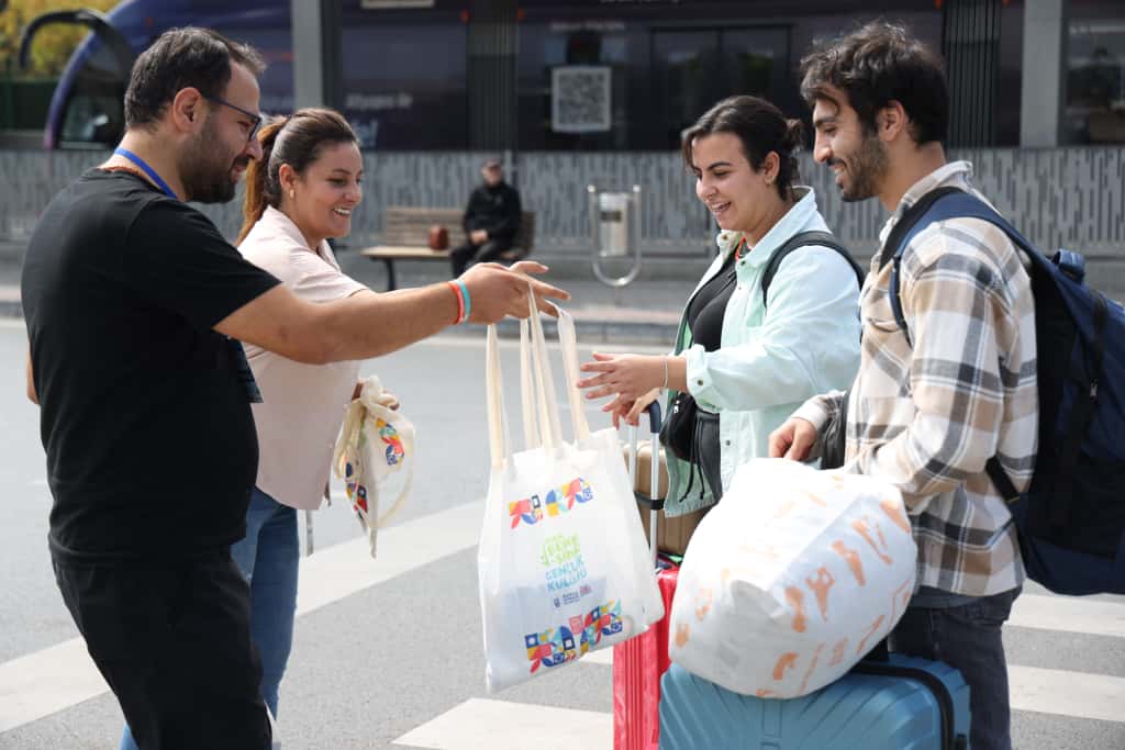 BÜYÜKŞEHİR’DEN ÜNİVERSİTELİ GENÇLERE SICAK KARŞILAMA