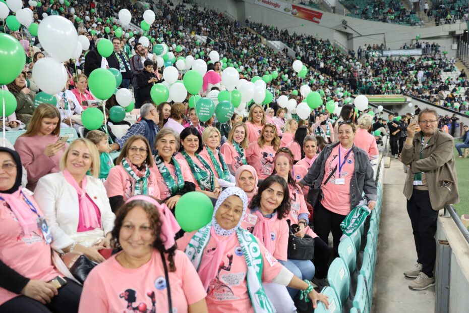 YEŞİL BEYAZ TRİBÜNLERDE PEMBE FARKINDALIK