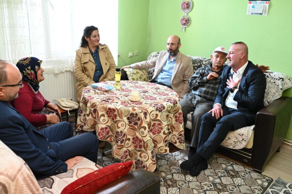 Karabatı’dan Yaşlılar Günü’nde gönüllere dokunan ziyaretler