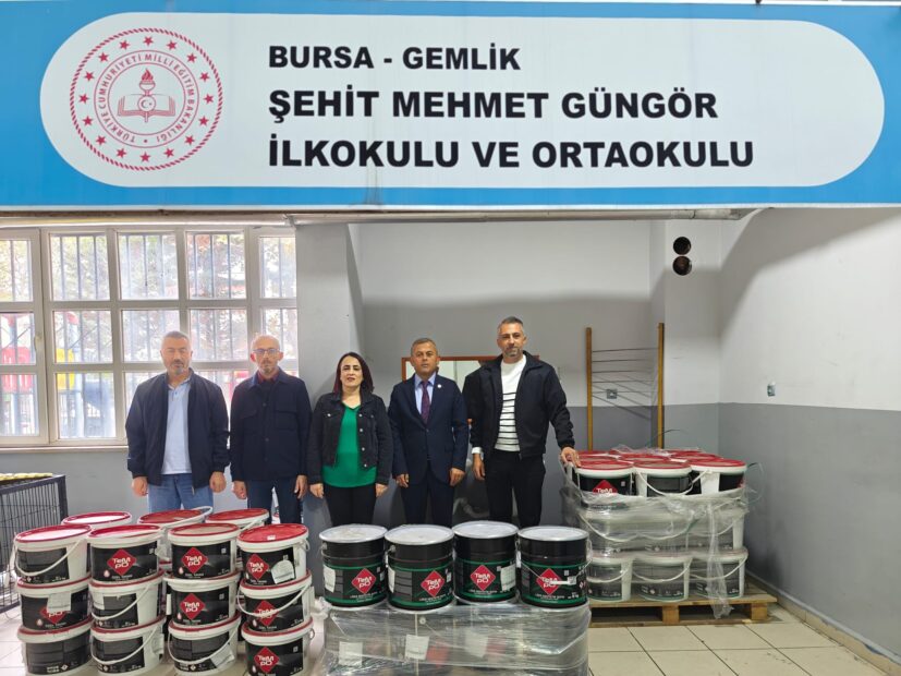 GEMLİK KENT KONSEYİNDEN GEMLİK’TE BİR OKULA DAHA BOYA DESTEĞİ