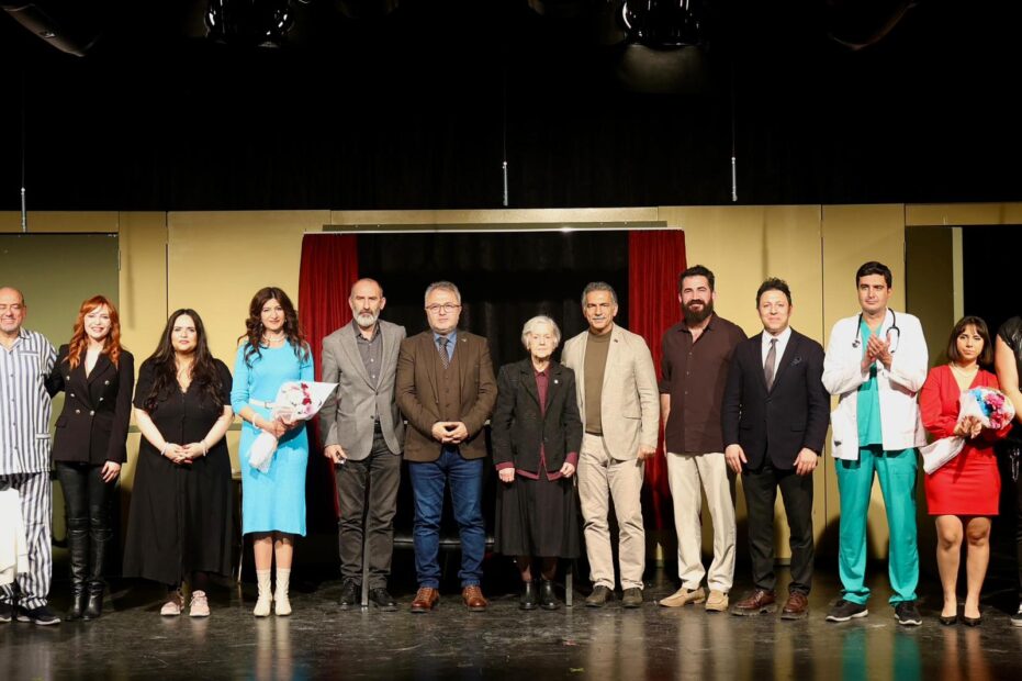 Özgür Aksoy unutulmadı. Gemlik’in Gelenekselleşen Tiyatro Festivali Başladı