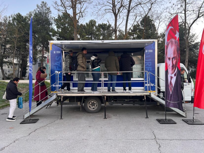 BÜYÜKŞEHİRDEN ÖĞRENCİLERE SICAK ÇORBA