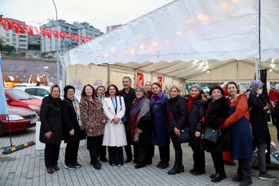 Gemlik’te Yılbaşı Meydanı Açıldı