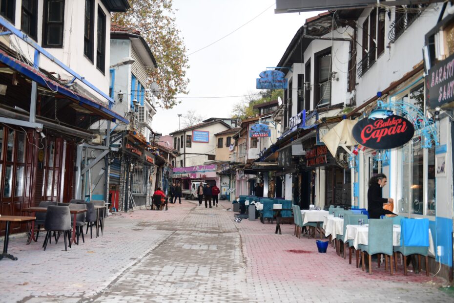 Osmangazi Belediyesi, Arap Şükrü Sokağı’nı Tarihi Kimliğine Kavuşturuyor