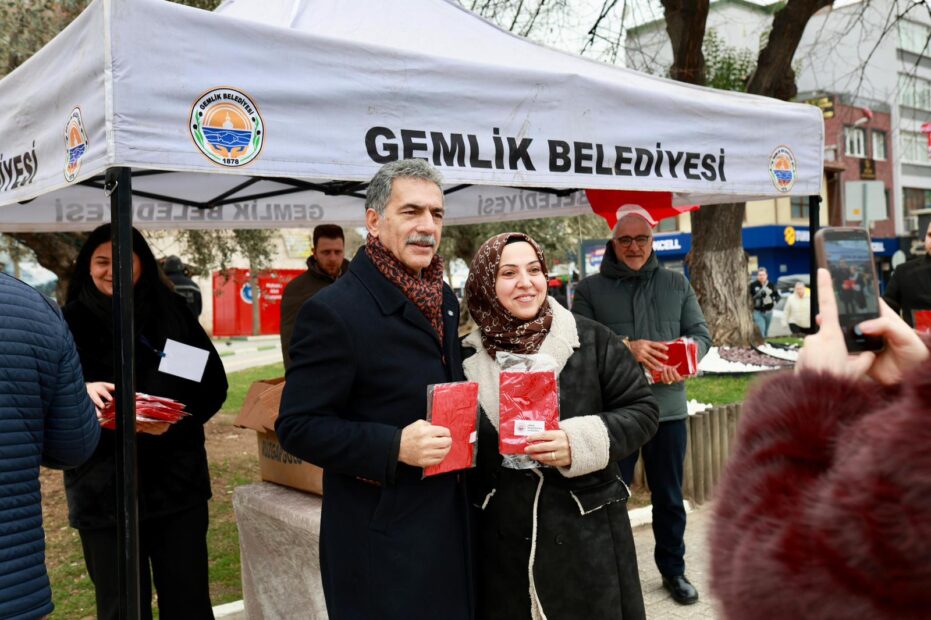 Gemlik Belediyesi’nden Türk Bayrağı Dağıtımı