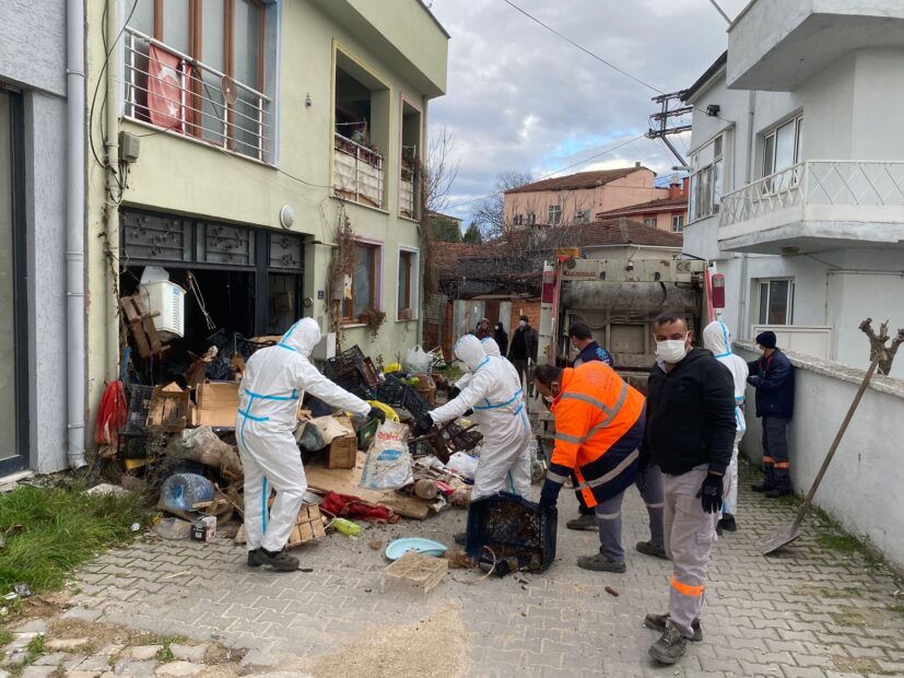 Görükle’de iki katlı çöp ev temizlendi