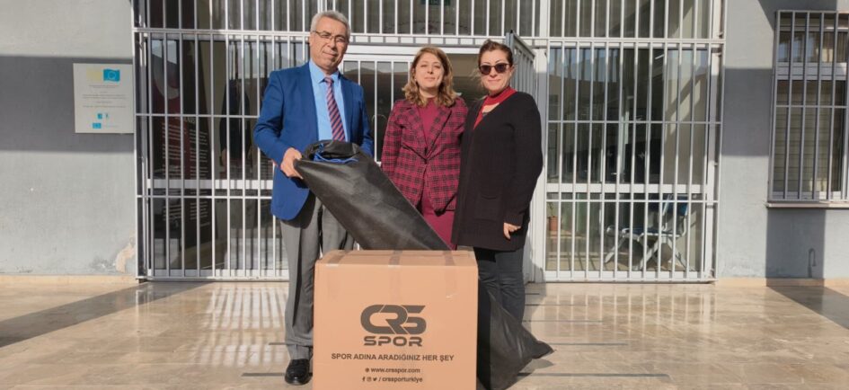 11 Ortaokula Spor Malzemesi Desteği